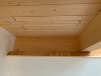 Februar: Die Simse der Fenster werden bearbeitet