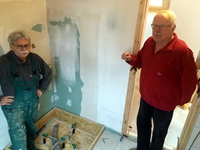 Die beiden fleißigen »Oppas« montieren das Duschbecken