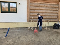 Till hilft mal beim Streichen