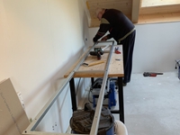 Am 5. April: Mühlige Friemelei - hier wird der Schornstein verkleidet