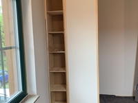 17. Mai: Das »Kamin-Zimmer« erhält ein Regal