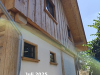 10. Juli: Fertig sind: 1. Etage, Rückseite und Fenster Bereich Eingang