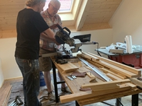 Die Bretter der Rohr-Verkleidung werden vorbereitet