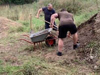 26.7.25: Mit Andrejs tatkräftiger Hilfe wurden 85 (!!!) Schubkarren = ca. 10 t zum Auffüllen bewegt.