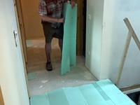 2.8.25: Der obere Flur wird laminiert