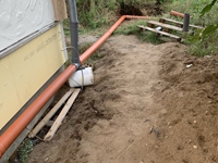 Die Regenabflussleitung wird gebaut