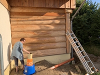 Die letzte Hauswand wird gestrichen - gemeinsam geht es schneller