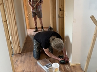 Die Scheuerleisten werden angebracht wie auch die Winkelschiene