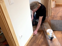 Die Scheuerleisten werden angebracht