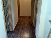 Die Scheuerleisten werden angebracht wie auch die Winkelschiene