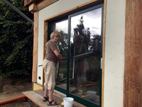  Sabine tut ein gutes Werk - sie putzt Fenster