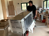 Nun muss alles wieder ausgeladen werden - das kostet viel Kraft.