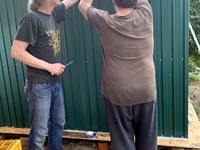 Der Schuppen ist fast fertig montiert