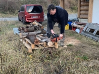 Das Feuerholz wird zurechtgeschnitten