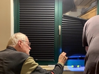 Das Schlafzimmerfenster erh&auml;lt Plissees