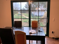 Der Wohnraum bekommt Gardinenstangen