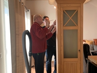 20.02.2026: Der Wohnbereich erh&auml;lt einen sch&ouml;nen Schrank.